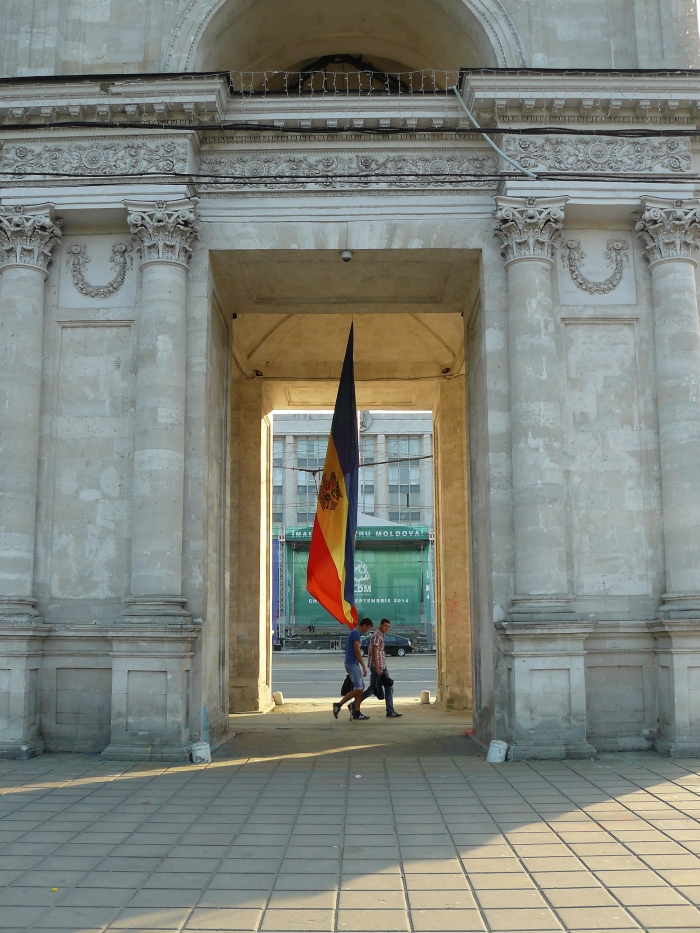 Moldauische Flagge im Triumphbogen vor dem Parlament